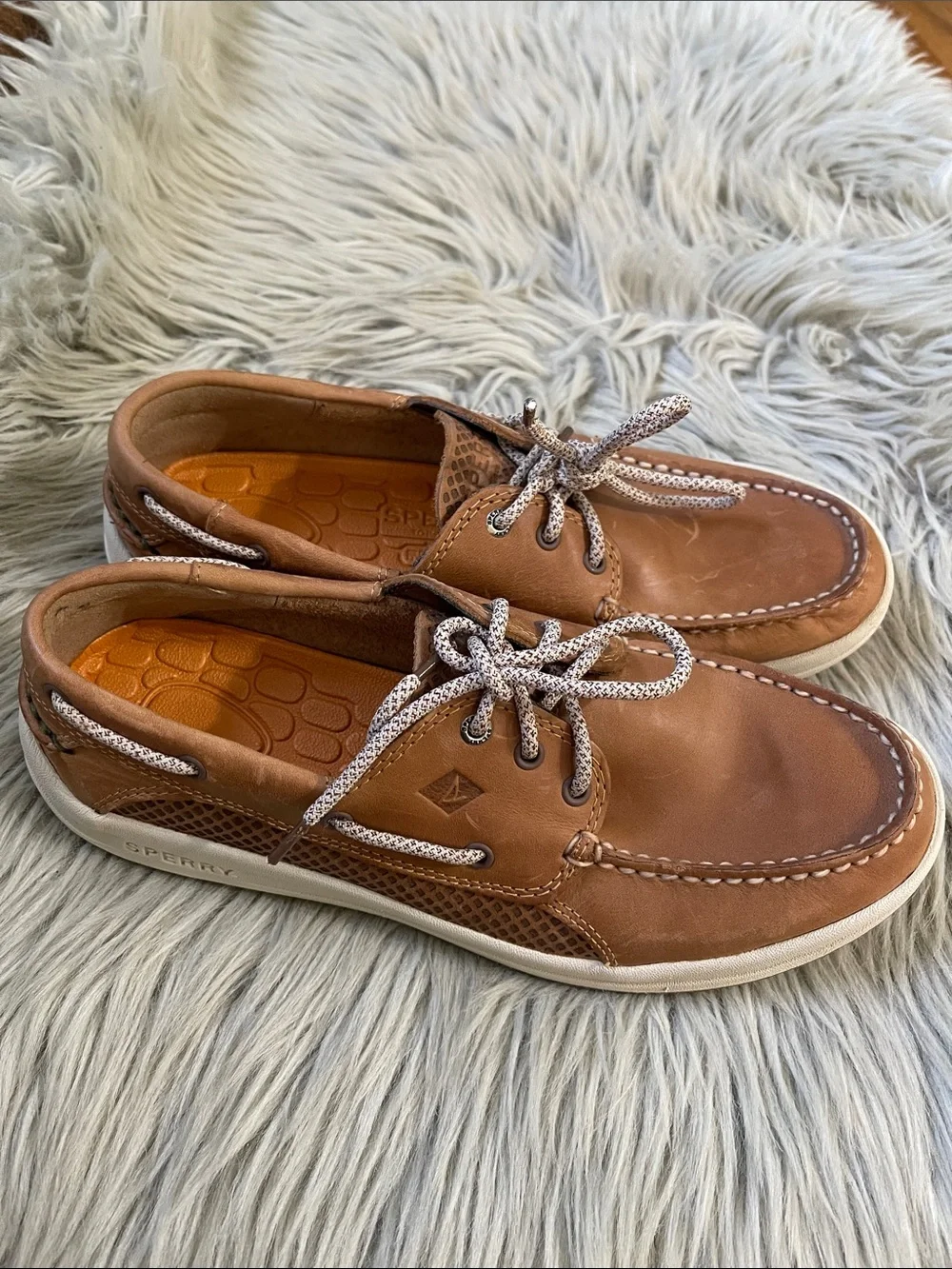 Sperry Men’s Brown Leather Boat Shoes with White Sole and Patterned Laces